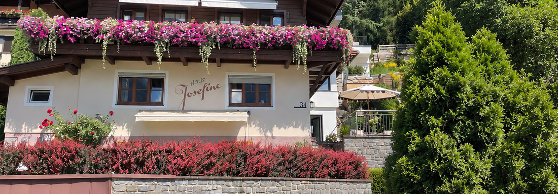 A charming house with blooming flowers on the balcony.  
Surrounded by green trees and a picturesque mountain landscape. - Fina - Garten Maisonette - Oetz