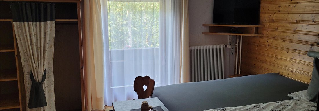 Zimmer 1 mit WC und Dusche Zimmer 1 mit WC und Dusche - Gästehaus Alpenruh - Oetz