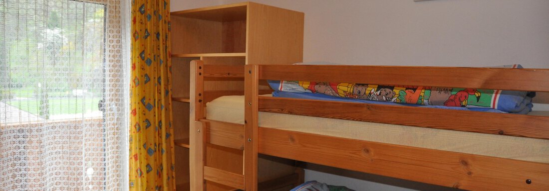 Childrens sleeping room with bunk beds - Gästehaus Pfausler - Oetz