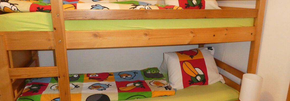 Childrens sleeping room with bunk beds - Gästehaus Pfausler - Oetz