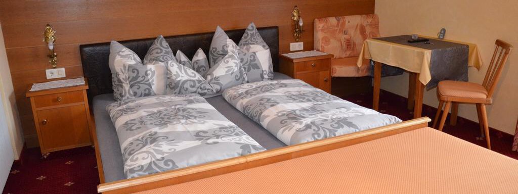 Doppelzimmer Standard - Gästehaus Schrott - Oetz