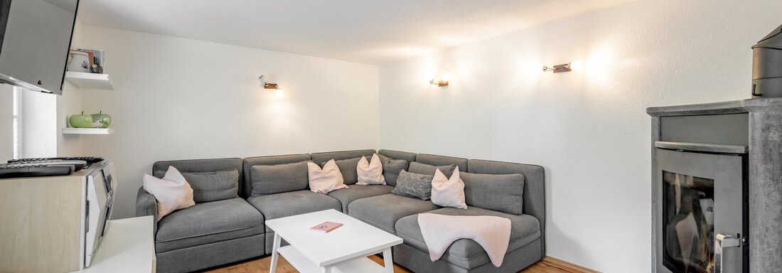 Wohnzimmer mit Kaminofen - Haus Alpenblick - Oetz