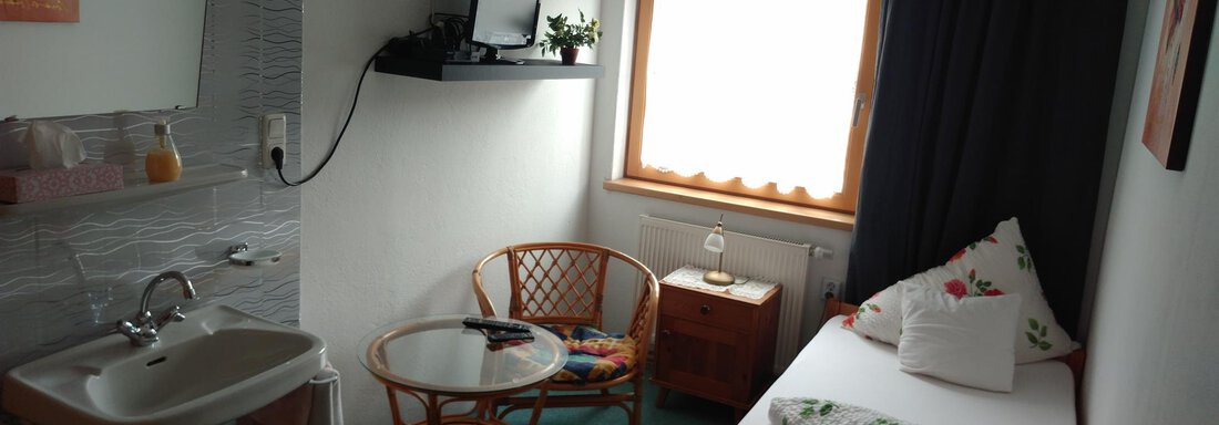 Einzelzimmer mit TV und Waschtisch Einzelzimmer mit TV und Waschtisch - Haus Fiegl - Oetz