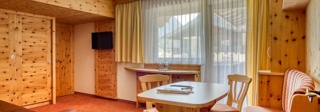 20250503 Zirbensuite mit Balkon 4 - Haus Waldesruh - Oetz