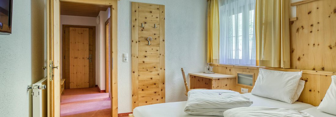 20250503 Zirbensuite mit Balkon 3 - Haus Waldesruh - Oetz