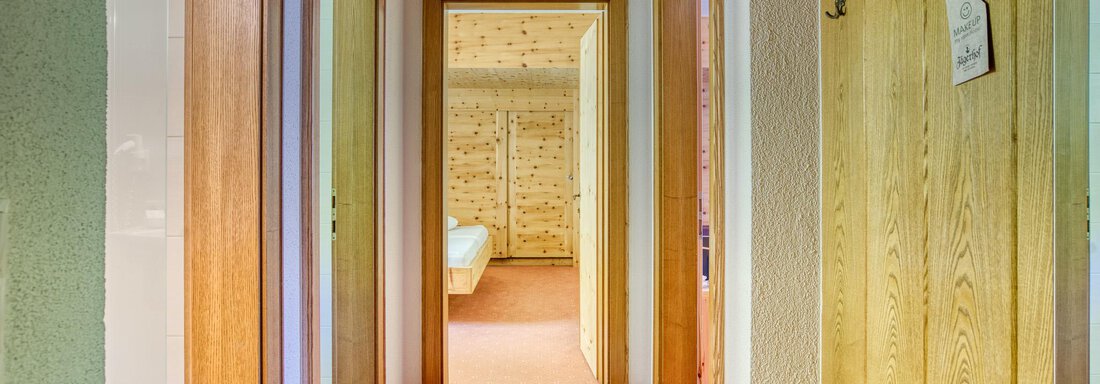 20250503 Zirbensuite mit Balkon 1 - Haus Waldesruh - Oetz