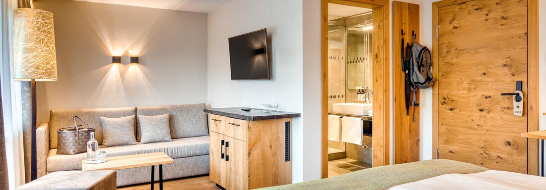 20250404 #212 DZ Deluxe 3 - Hotel Habicher Hof - Oetz