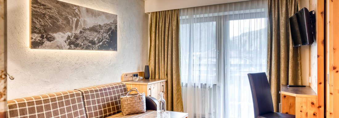 20250404 #307 Zirbensuite 4 Pax 1 - Hotel Habicher Hof - Oetz