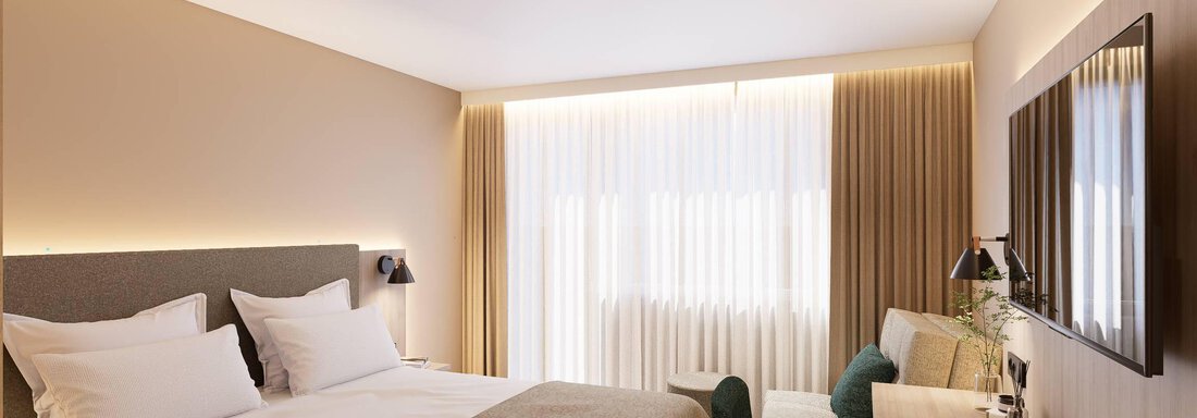 Ein modernes Hotelzimmer mit einem bequemen Doppelbett und einem gemütlichen Sitzbereich. Große Fenster sorgen für viel Tageslicht und eine warme Atmosphäre. - Hotel Marko - Oetz