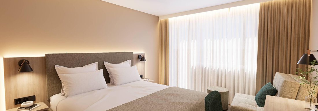 Das Bild zeigt ein modernes Zimmer mit einem Doppelbett und sanften Farben. Große Fenster sorgen für viel Tageslicht und eine angenehme Atmosphäre. - Hotel Marko - Oetz