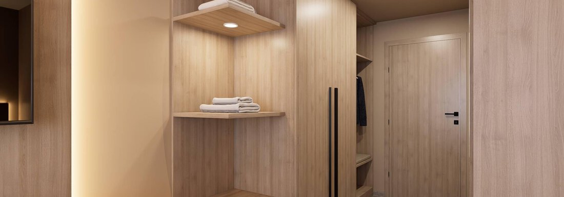 Der Flur eines modernen Zimmers mit Holzregalen und einer Tür. Auf den Regalen liegen Handtücher und es gibt einen klaren Blick auf den abgetrennten Bereich. - Hotel Marko - Oetz