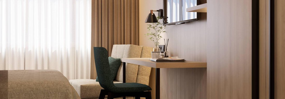 Ein modernes Hotelzimmer mit einem bequemen Bett und einem Schreibtisch. Durch die großen Fenster fällt viel natürliches Licht in den Raum. - Hotel Marko - Oetz