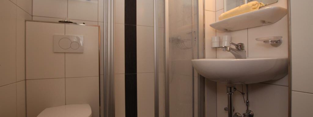 Badezimmer  Zimmer Nr. 3 - Pension Garni Gerhard - Oetz