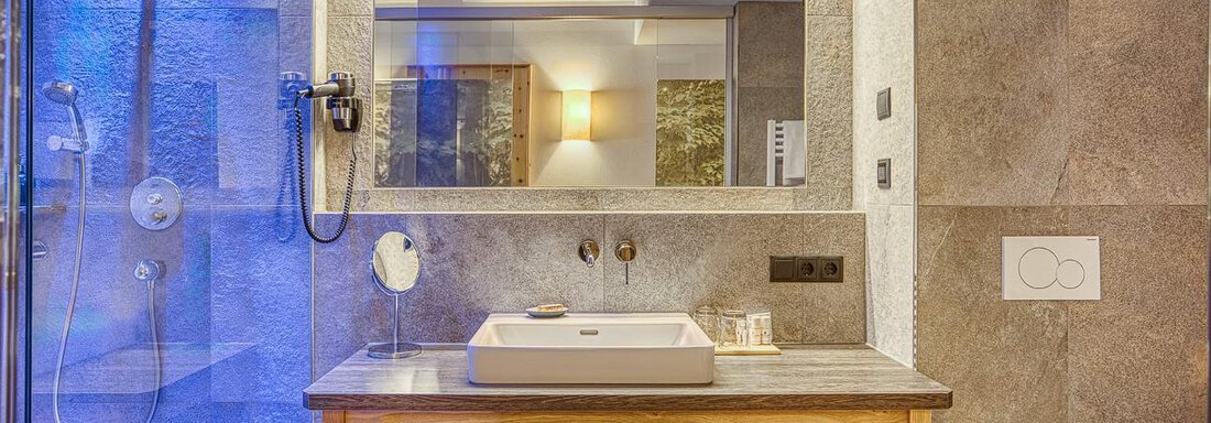 Badezimmer Zirbenzimmer Panorama II - Posthotel Kassl - Oetz