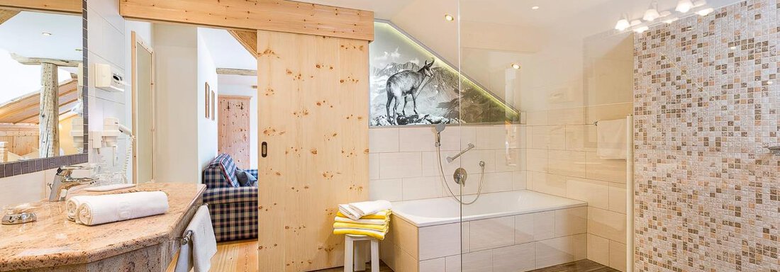 Badezimmer Zirbensuite Gams - Posthotel Kassl - Oetz