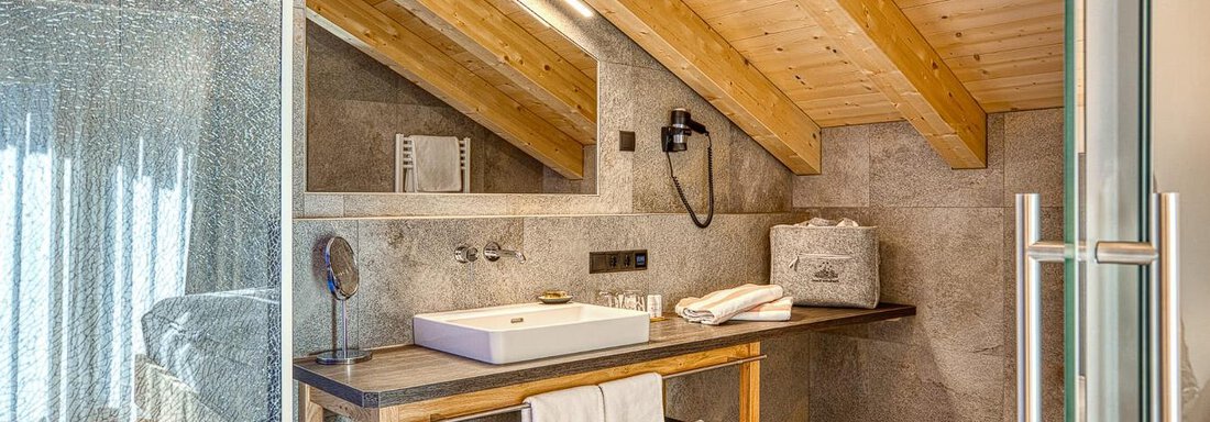 Zirbensuite Tiroler Adler Badezimmer - Posthotel Kassl - Oetz