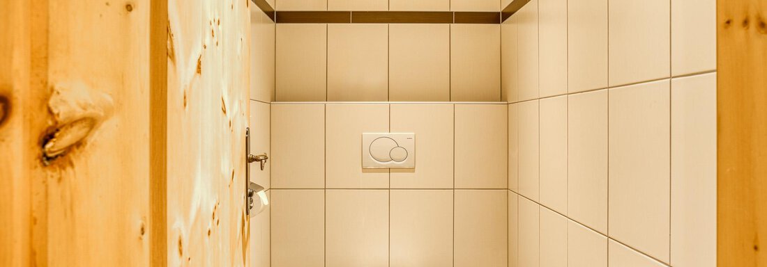 Zirbenzimmer Wellerbrücke WC - Posthotel Kassl - Oetz