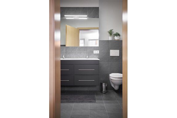 Badezimmer mit Dusche und WC - Appartement Alpen Flair - Sautens