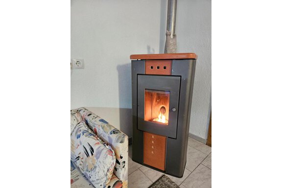A modern fireplace stands in a cozy room. It provides warmth and a comfortable atmosphere. - Appartement Harmony - Sautens