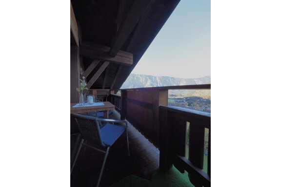 Ein Balkon mit einem Tisch und einem Stuhl, der einen schönen Blick auf die Berge bietet. Die Umgebung ist ruhig und einladend. - bei Herrmann´s - Sautens