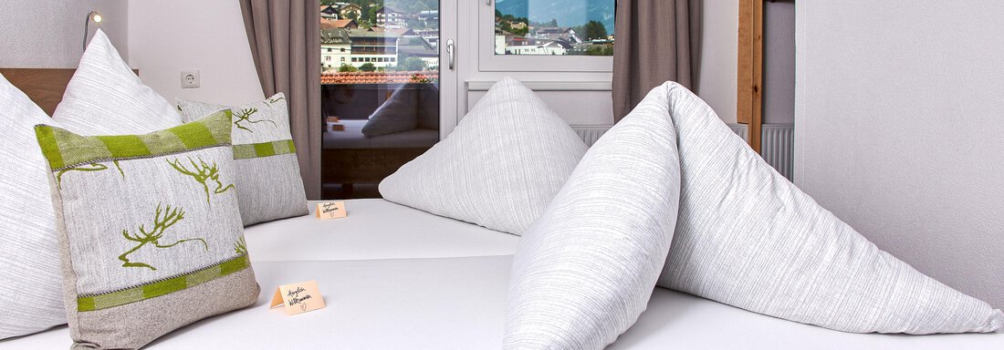 Wohn-Schlafzimmer | © Rebecca Klocker (CC BY) Wohn-Schlafzimmer - Biker Gasthof Hotel Post - Sautens