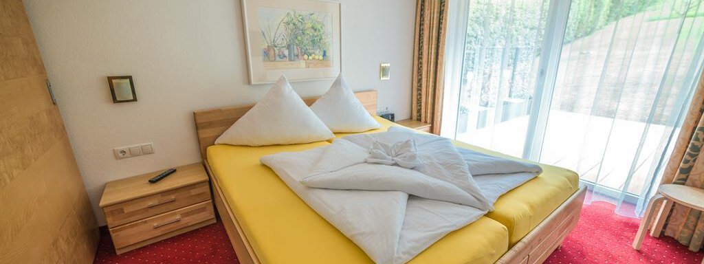 2. Schlafzimmer mit Zugang zur Terrasse - Chalet Bernegg - Sautens