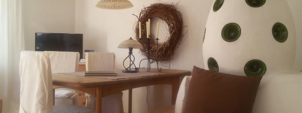 Wohnraum mit Kachelofen - Ferienwohnung Parth - Sautens