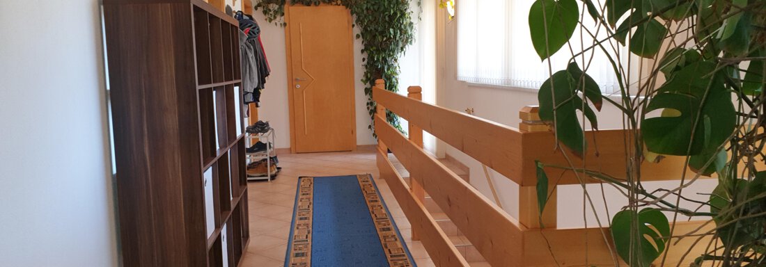 Bright hallway with internal staircase - Ferienwohnung "Zum Glück" - Sautens