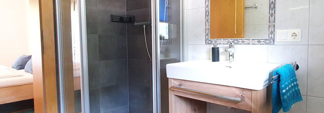 second bathroom with shower, WC, washbasin - Ferienwohnung "Zum Glück" - Sautens