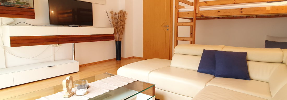 separate living room with bunk bed and couch - Ferienwohnung "Zum Glück" - Sautens