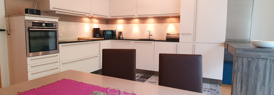 Separate kitchen with large dining table - Ferienwohnung "Zum Glück" - Sautens