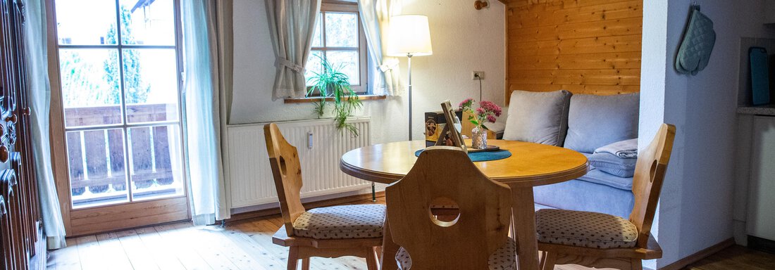 Wohnzimmer mit Doppelbettcouch - Ferienwohnungen Inka - Sautens