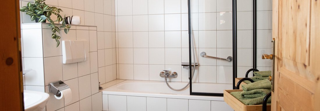 Bad mit Wanne - Ferienwohnungen Inka - Sautens