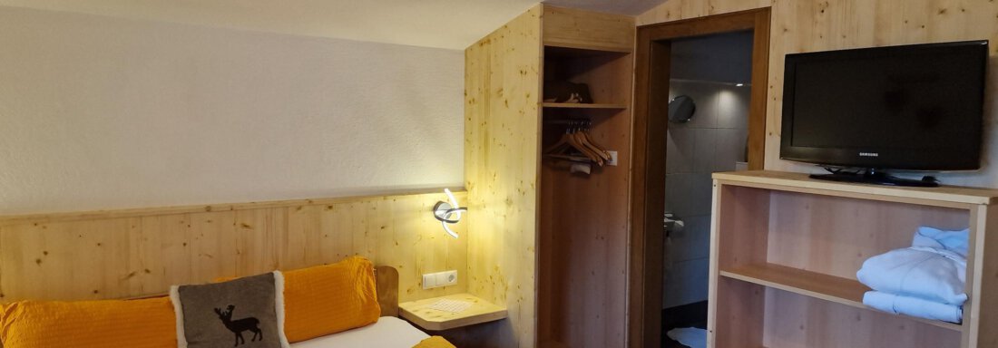Schlafzimmer mit 1 Doppelbett und 1 Einzelbett - Gästehaus Fernblick - Sautens