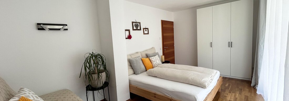 Zimmer_3-Bett-Schrank - Haus Dahuam - Sautens