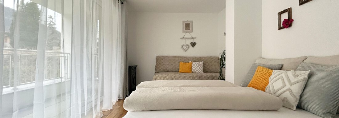 Zimmer_3_Betten-Fenster - Haus Dahuam - Sautens