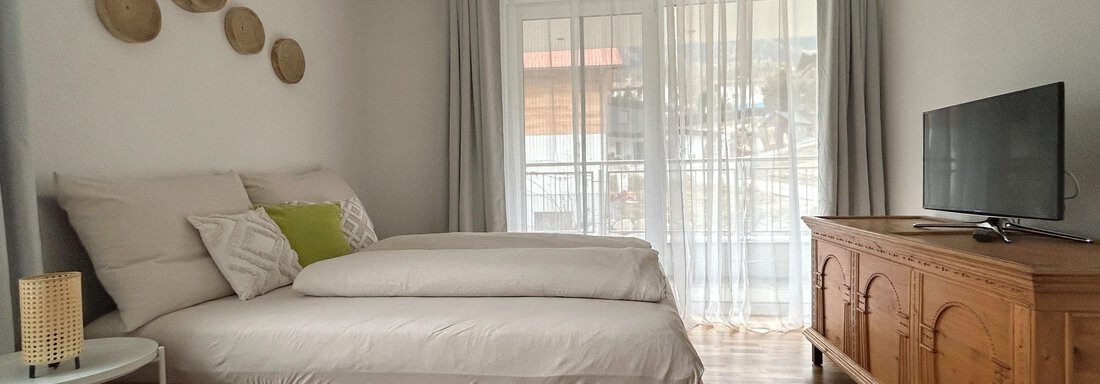 Zimmer_2_Bett-Fenster - Haus Dahuam - Sautens