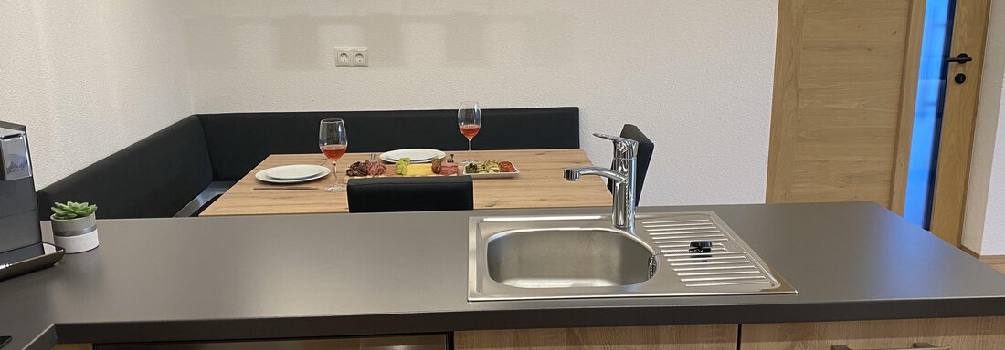 Küchenzeile im Wohn- Essbereich - Leonie´s Appartement - Sautens