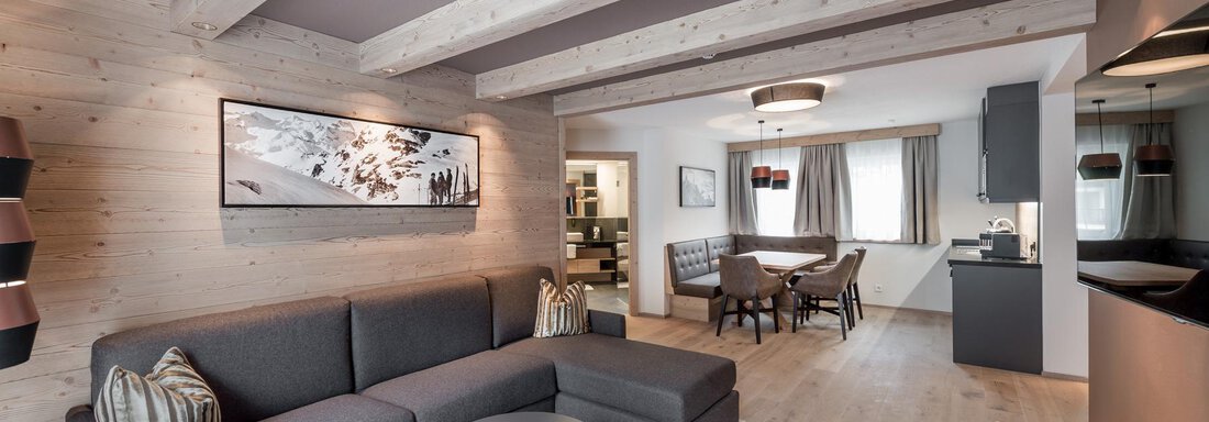 MEDIUM SECRET A modern living room with wooden ceilings and warm colors. A cozy sitting area with a sofa and table, ideal for relaxing. - AlpenParks The Secret Sölden - Sölden