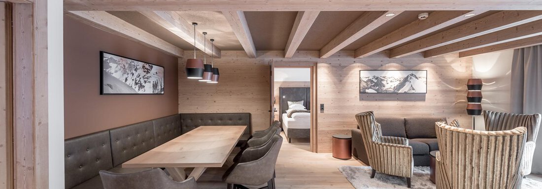 EXTRA LARGE SECRET A modern living ambience with wooden ceilings and cozy furniture. The room is bright and inviting, ideal for relaxation and social gatherings. - AlpenParks The Secret Sölden - Sölden