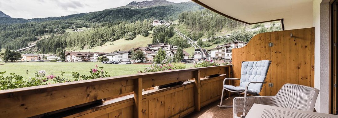 A beautiful balcony with a view of the mountains and the valley. The surroundings are green and inviting, ideal for relaxing. - Andre Arnold - Boutique Hotel - Sölden