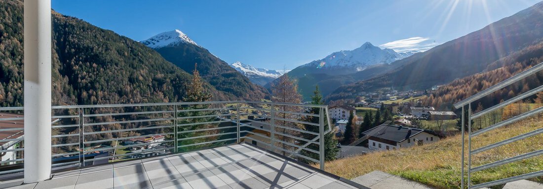 A balcony with a view of the mountains and radiant sunshine. The landscape is beautiful and features a clear, blue sky. - Apart Hotel Garni Wieser - Sölden