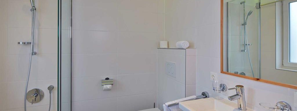 Ein modernes Badezimmer mit Dusche und Badewanne. Helle Wände und stilvolle Beleuchtung schaffen eine angenehme Atmosphäre. - Alpen Diamond Top 100 | 300 | 700 - Sölden
