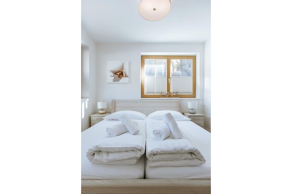 A bright bedroom with two single beds. Two windows let in plenty of daylight. - Appartement Bergbach Sölden - Sölden