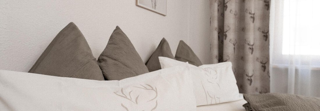 An inviting bedroom with cozy pillows and elegant bedding. Soft colors and natural decor create a tranquil atmosphere. - Appartement Gehörde Sölden - Sölden