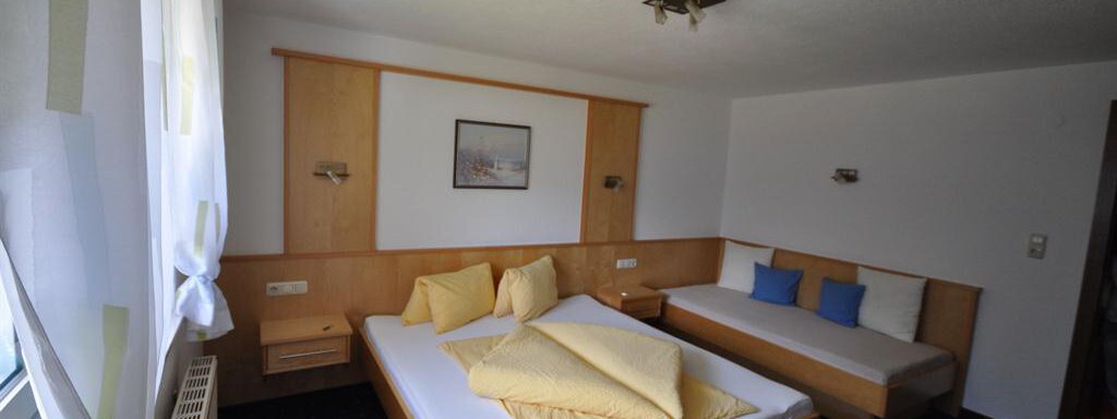 A bright and cozy bedroom with two beds. Decor in soft colors and plenty of natural light. - Appartement Harmonie - Sölden