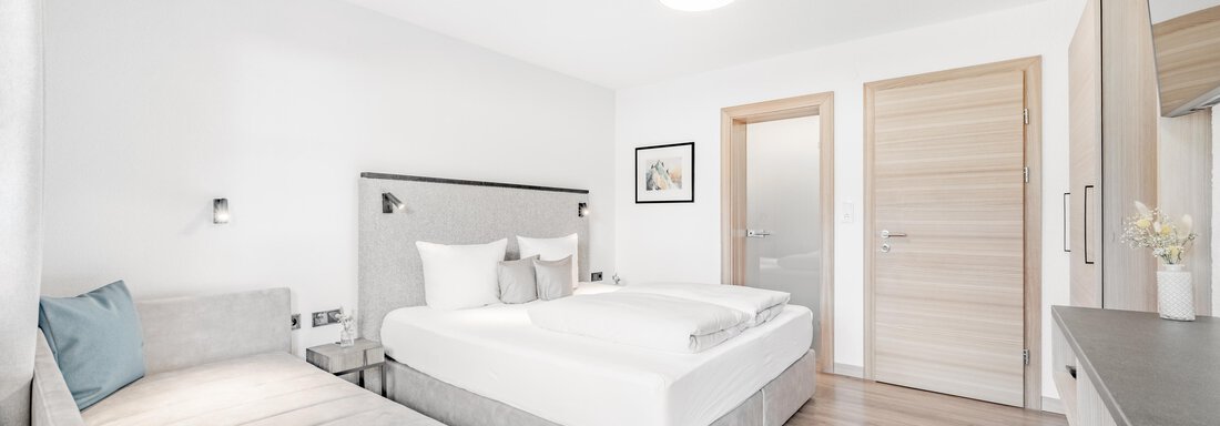 A modern room with two beds and a sofa bed. The walls are bright and the room feels friendly and inviting. - Appartement Montanara - Sölden