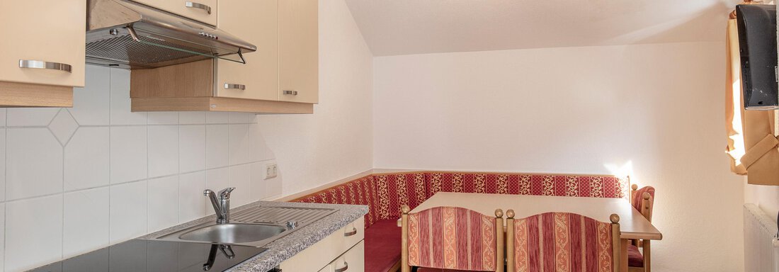 Küche mit Esstisch | © Ennemoser (CC C) Küche mit Esstisch - Appartementhaus Fender - Sölden