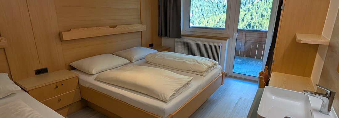 Dreibettzimmer mit stilvollem Waschbecken - Appt. Rosmarie - Sölden