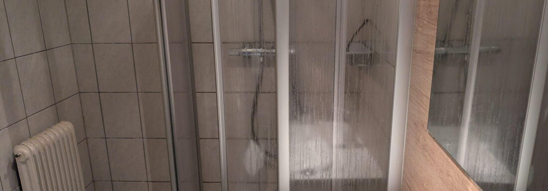 Badezimmer mit Blick auf die Dusche - Appt. Rosmarie - Sölden